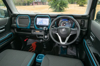 内外装ともにタフさやワイルドさが増した新型「ハスラー」。特に内装には、ダイバーズウオッチなどに見られるプロテクト感を取り入れたという。