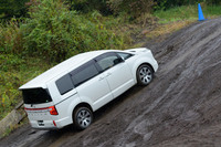 試乗車のタイヤは純正装着の「ヨコハマ・ジオランダーSUV G055E」。低燃費タイヤ「ブルーアース」の設計や材料技術を用いて開発されたSUV用オンロードタイヤだが、悪路でも存外に高いパフォーマンスを披露してくれた。