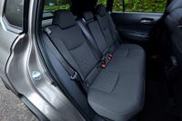 後席にはリクライニング機能が備わる。試乗車「S」グレードのシートはファブリック仕立てで、上級グレード「Z」のものは本革とファブリックのコンビとなる。