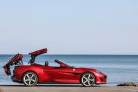 ハードトップの開閉に要する時間はそれぞれ14秒。40km/h以下であれば走行中の動作も可能。