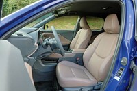 シートにはグレードに応じて、ファブリックや合皮、ウルトラスエードと本革のコンビ等、複数の表皮を用意。試乗車の「リラックス」には、セミアニリン加工の本革が用いられていた。