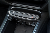 変速機は6段のデュアルクラッチ式ATを採用。シフトセレクターはプッシュボタン式だ。