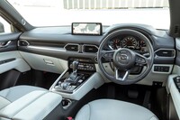 「おとなのゆとりや落ち着き」を追求したというインテリア。最上級グレード「エクスクルーシブモード」では、ステアリングホイールにヒーターが備わる