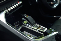 トランスミッションは6段AT。ステアリングホイールの背後にシフトパドルが備わる。