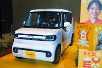 2026年7月の発表会より、会場のエントランスに展示された「BYDラッコ」。