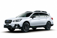 「レガシィ」の人気をけん引してきた「ツーリングワゴン」が廃止され、セダンの「B4」と「アウトバック」(写真)の2モデル体制となった6代目レガシィは、2014年10月に登場。エンジンは最高出力175PS、最大トルク235N・mを発生する自然吸気の2.5リッター水平対向4気筒に一本化された。