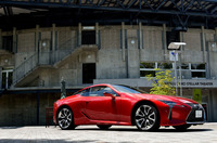 今回は、高速道路を主体に450kmほどの道のりをテスト。燃費は6.8km/リッターを記録した(満タン法、車載燃費計とも)。JC08モードの燃費値は7.8km/リッター。