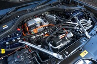 さらにカバーも外してみる。配管や配線がはい回ってはいるものの、意外に中身はすっきりとしている。