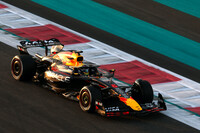 2025年最終戦アブダビGP後のタイヤテストに参加した、2025年型レッドブルをドライブするアイザック・ハジャー(写真)。フェルスタッペンのチームメイトという難しいポジションでどれだけ実力を発揮できるか。ホンダから自社製レッドブル・フォードのパワーユニットに切り替わる今年、チーム代表ローレン・メキースの指揮のもとで新たな船出を迎えることになる。(Photo=Getty Images / Red Bull Content Pool)