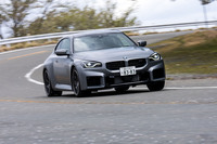 0-100km/h加速のタイムは4.0秒。この車両はMレーストラックパッケージ装着によって最高速が250km/hから285km/hに引き上げられている。