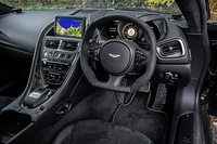 インテリアは「DB11」がベースになっているが、メーターフードやメーターが「DBSスーパーレッジェーラ」独自のものとなるほか、D字シェイプデザインの“スポーツプラスステアリングホイール”も同車の専用アイテムとなる。