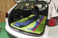 “1階”部分の車両後部には大人2人が横になれるくらいの空間がある。