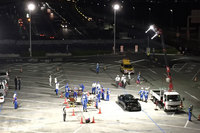 海ほたるPAで、1台の「RX-7」がたくさんのお巡りさんに囲まれ、取り調べを受けている様子。