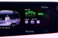 インパネセンターのモニターでは燃焼状態を確認できる。ピストンのアイコンと「SPCCI」ロゴが緑に点灯(写真)すれば圧縮着火状態(火花着火時はグレーアウトしている)。