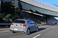 「エヌブルー4シーズン」は、厳密には欧州で“オールウエザー”と呼ばれるジャンルのタイヤだ。乗用車用のサマータイヤから発展した全天候型タイヤで、それゆえにドライ路での快適性も確保されているのだ。