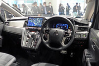 三菱が改良型「デリカD:5」を発表 加藤社長が拡販への意気込みを語るの画像