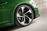 ホイールは軽量・高剛性な鍛造製。タイヤサイズは前後同径の275/30R20で、静粛性を高めるべく内側にポリウレタン製の吸音フォームを備えた「ピレリPゼロ」が装着されていた。