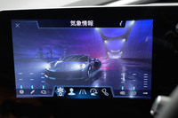 ドライブモードをいろいろ試していたところ、「気象情報」なる不思議なモードを発見。どうやら「ウェザー」モードの誤訳のようである。そういえば、先代「シボレー・コルベット」にも「曲名」モード(「トラック」モード)があったし、「キャデラック・エスカレード」にも「ルート外」(「オフロード」モード)があったなと、懐かしく思い出した。……GMジャパンさん、早急に修正をお願いします。