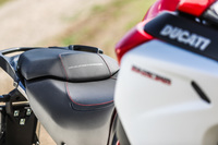 シートの高さは従来モデルより10mm低い860mm。オプションで840mmのローシートや880mmのハイシートも用意されている。