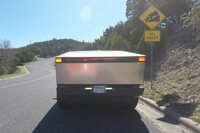 運転のための配慮はほとんどない。カメラだけが助けになる。