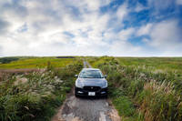 全長に対して全幅が広く、ホイールベースも長い「Iペース」のディメンションは、床にバッテリーを敷き詰める電気自動車ならではのものだ。