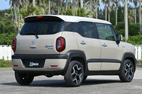 改良型「クロスビー」の意匠には、“変わった感”を強調する効率的な変更ポイントに、アイコニックな他車にあやかったフロントマスクなどなど、スズキデザインの“巧(うま)さ”が表れている。