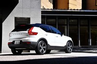 「XC40」のマイルドハイブリッドモデル「B5」「B4」は、プラグインハイブリッドモデルや2021年に国内導入されるEVバージョンとともに、今後のボルボの電動化戦略を支える。