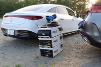 チャレンジ終了時にメーター上に表示されていた走行可能距離は「5km(MAX 8km)」。念のためベルエナジーのポータブル急速充電器「Roadie V2」(写真中央)で補充電後に、最寄りの急速充電スタンドへと移動した。