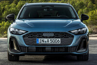 フロントマスクはご覧のとおり。グリル類がデカくてボディー色の箇所が小さく、“面の強さ”が感じられない。