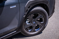 「ツーリング」グレードには、ダークメタリック塗装の17インチアルミホイールが標準で装備される。今回の試乗車は225/60R17サイズのオールシーズンタイヤ「ヨコハマ・ジオランダーG91」を装着していた。