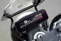 計器類にはクラシックな2眼の丸型アナログメーターに加え、3.5インチTFT液晶カラーディスプレイも設定。スタイリッシュで視認性も良好だが、燃料計の表示がないのが玉にきずだ。