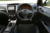 随所に「STI」や「tS」のロゴがあしらわれたインテリア。ステアリングホイールには、赤ステッチ入りの本革を採用。