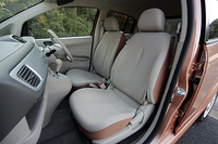 R2 Refiのシートは、外装色とコーディネートされている。