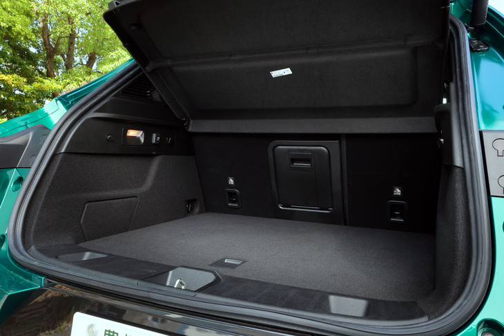 ラゲッジスペースの容量は385リッターと、必要十分な広さを確保。後席にはスルーローディング機能が備わっており、長尺物を積みながらの4人乗車も可能だ。