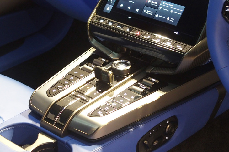 V12エンジンの始動は、センターコンソールの中央に配置されたガラス製のスタート/ストップボタンで行う。