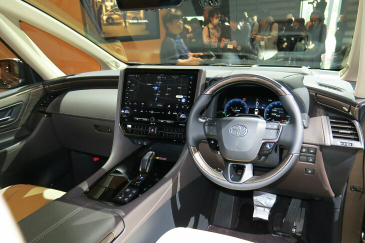 新型「アルファード」のコックピット周辺部。ウイング型のインストゥルメントパネルや幅の広いセンターコンソールが目を引く。