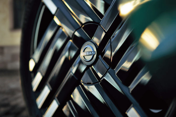 渕野「『ノート オーラ』ではホイールでもかなり凝ったことをしているんですけど……」 
	ほった「なんかもう、全体的に目がチカチカしますな」