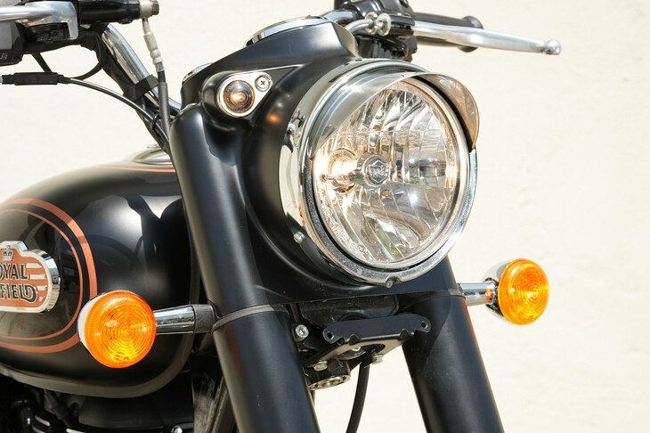 クラシックな趣を漂わせるフロントまわり。ヘッドランプの上に備わるのは「タイガーアイ」と呼ばれるパイロットランプで、1954年モデルから受け継がれる特徴である。