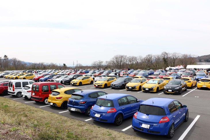 今年もルノースポールモデルを中心に287台のルノー車とオーナーたちが集結。「メガーヌ ルノースポール」や「ルーテシア ルノースポール」の姿が多いが、中には「ルーテシアV6」や「サンク ターボ」などの希少車も……。また、近年はファンミーティングのひとつとしても人気を得ているようで、歴代の「カングー」や「トゥインゴ」なども集まるようになってきた。