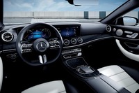 コックピット周辺部。ステアリングホイールのデザインはマイナーチェンジを機に変更されている。