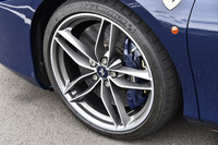 オプションの20インチダイヤモンドカット鍛造ホイール(写真)は、4本で8kgの軽量化を実現。試乗車では、ミシュランの「パイロットスーパースポーツ」タイヤが組み合わされていた。