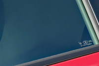 太陽光にさらされた際の、乗員の日焼けや内装部品の劣化、車内温度上昇などを抑制するUV&IRカットガラスは、今では幅広い車種に用いられている。