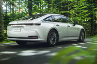 ほった「そもそもこのプレスライン、何のためにあるんですかね?」
清水「ここまでがリアだよ、リアバンパーだよって目印をつけて、メリハリをつけたいんじゃないかな」