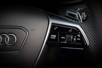 ステアリングスポークには「RS」ボタンを装備。あらかじめ設定しておいたドライブトレインやサスペンションの好みのセッティングを「RS1」「RS2」として呼び出せる。