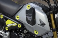 カウルやカバーのボルト締結部は、カスタマイズを促すかのようにドレスアップされている。ギア感を強調するディテールともいえる。