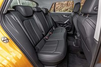 ボディーサイズとホイールベースを考えれば、後席の広さは妥当といえる。ただ、プレミアムブランドであることを考えれば、後席用のエアコンの吹出口は装備してほしかったアイテム。