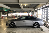 愛車ちょいワル特急こと、わが「プジョー508 GT BlueHDi」のサイドビュー。サイドの峰がスカしたエリート感を醸し出している。ボディーサイズは全長×全幅×全高=4750×1860×1420mmで、ホイールベースは2800mm。