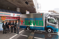 発表会でのフォトセッションに臨む、トヨタとセブン-イレブンのキーマン。写真奥は、プロジェクトに用いられる燃料電池小型トラック。