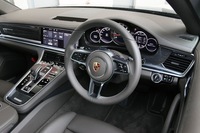 トランスミッションは8段AT(PDK)。ステアリングにはシフトパドルが備わる。