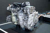 「次世代大型ハイブリッドシステム」には、新開発のV6エンジンを組み合わせる。現在販売している同一セグメントのガソリンエンジン搭載車と比較し、30%以上の燃費向上を目指している。